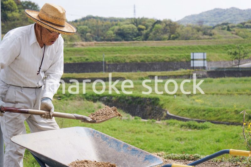 土木工事をする高齢の男性