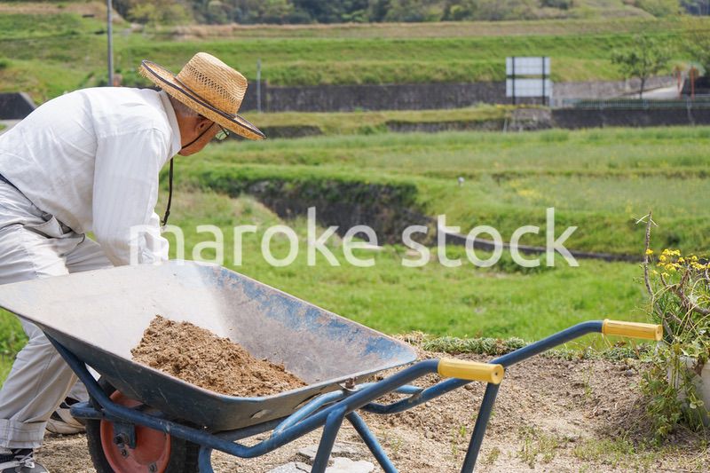 土木工事をする高齢の男性