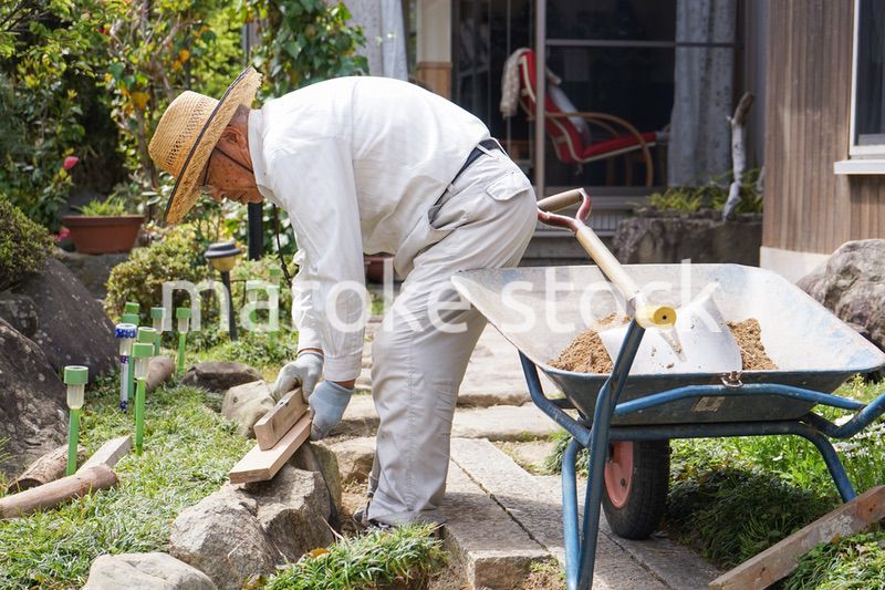 土木工事をする高齢の男性