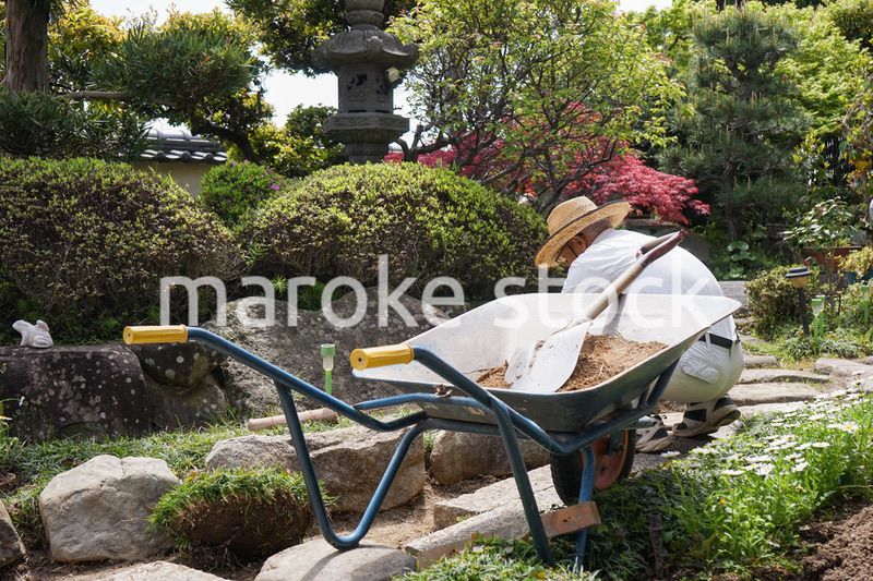 土木工事をする高齢の男性