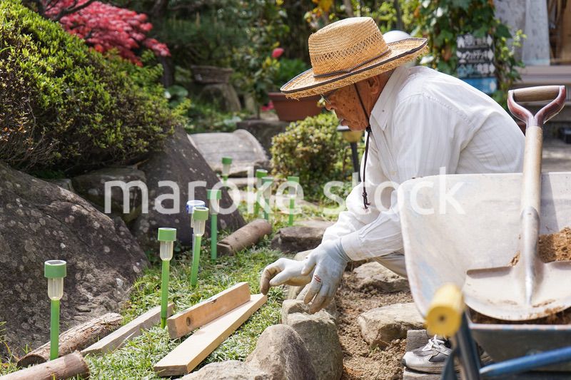 土木工事をする高齢の男性
