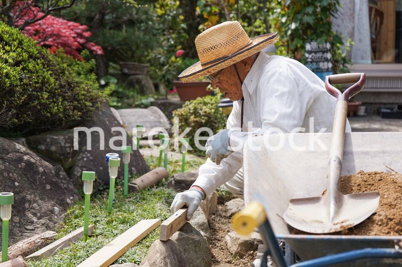 土木工事をする高齢の男性