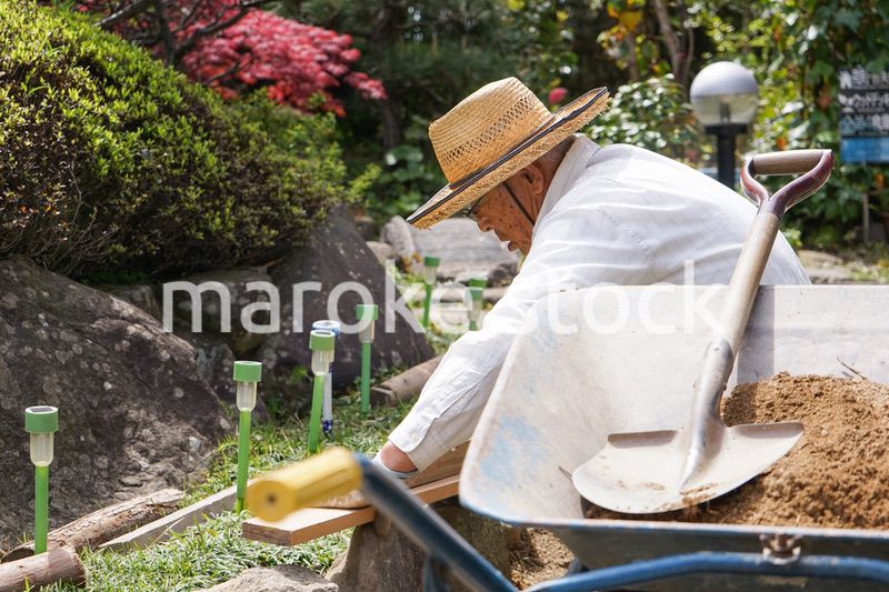 土木工事をする高齢の男性