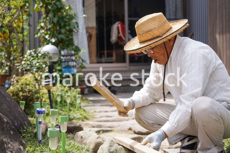 土木工事をする高齢の男性