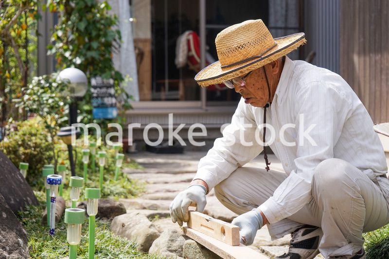 土木工事をする高齢の男性
