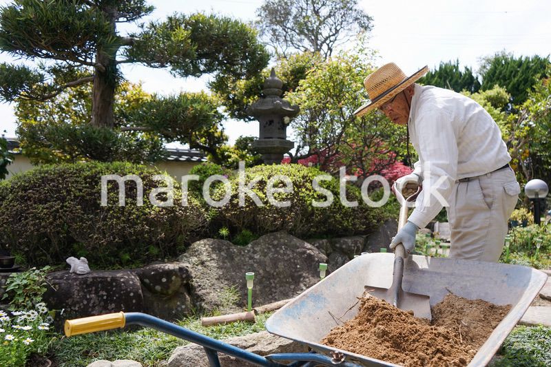 土木工事をする高齢の男性