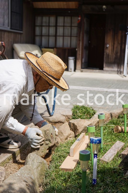 土木工事をする高齢の男性