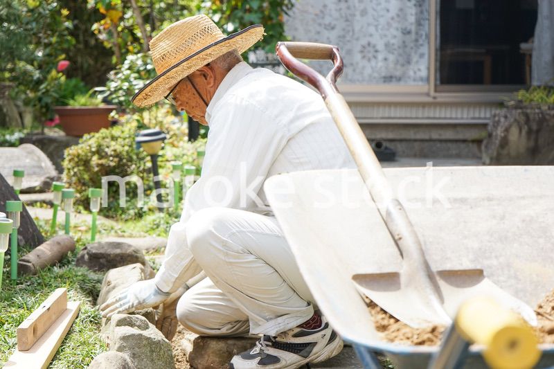 土木工事をする高齢の男性