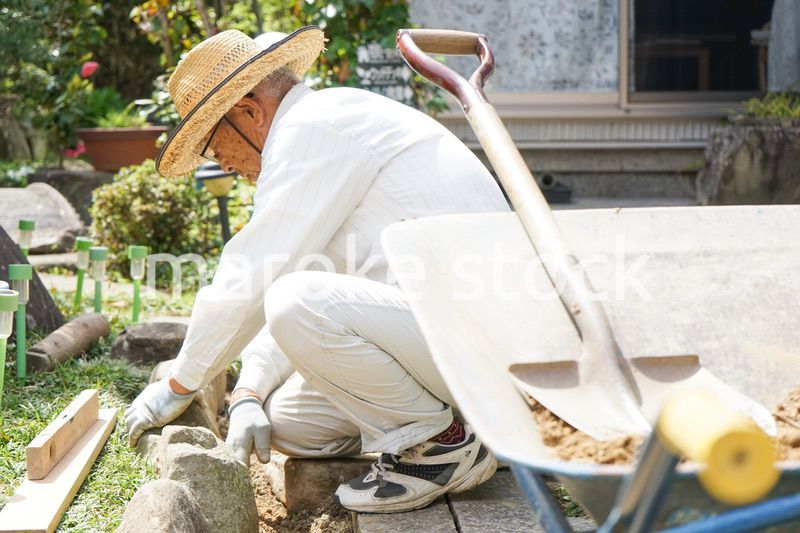 土木工事をする高齢の男性