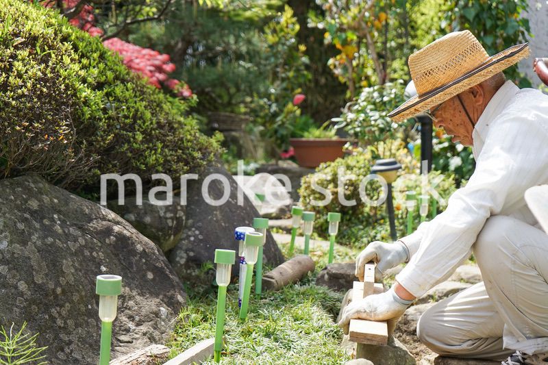 土木工事をする高齢の男性