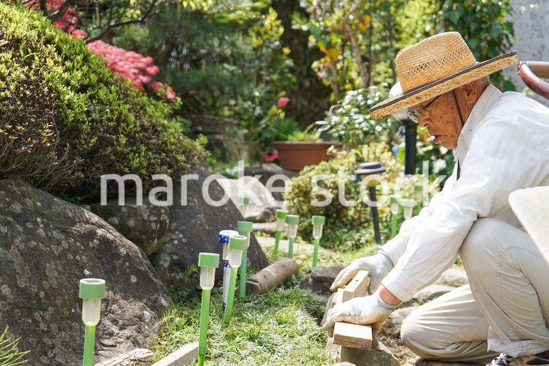 土木工事をする高齢の男性