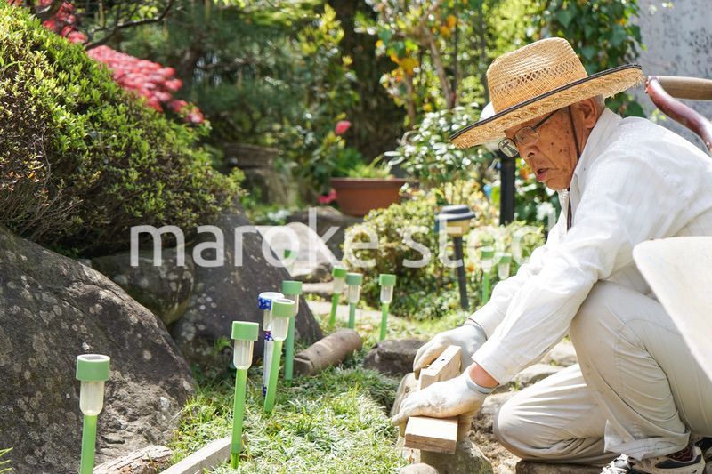 土木工事をする高齢の男性