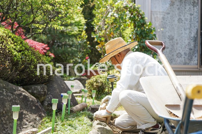 土木工事をする高齢の男性
