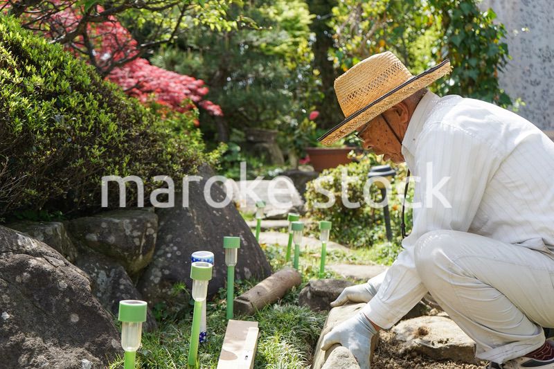 土木工事をする高齢の男性