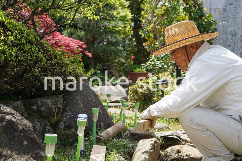 土木工事をする高齢の男性