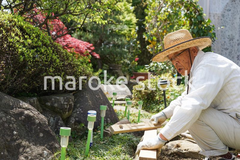 土木工事をする高齢の男性