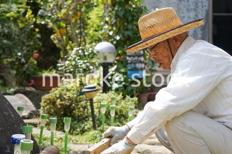 土木工事をする高齢の男性