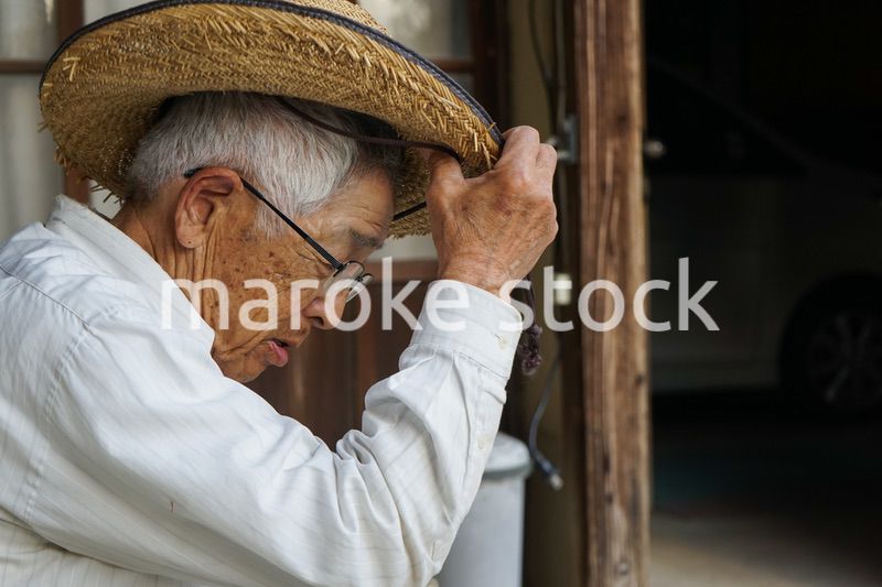 ガーデニングをする高齢男性