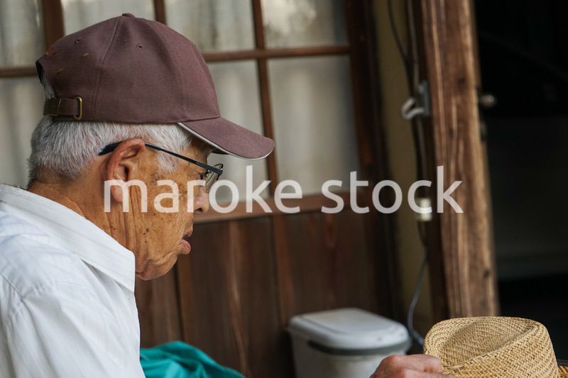 ガーデニングをする高齢男性