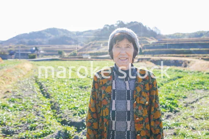 田舎でほほえむ高齢の女性