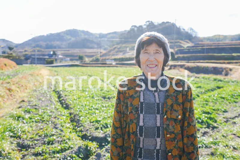 田舎でほほえむ高齢の女性