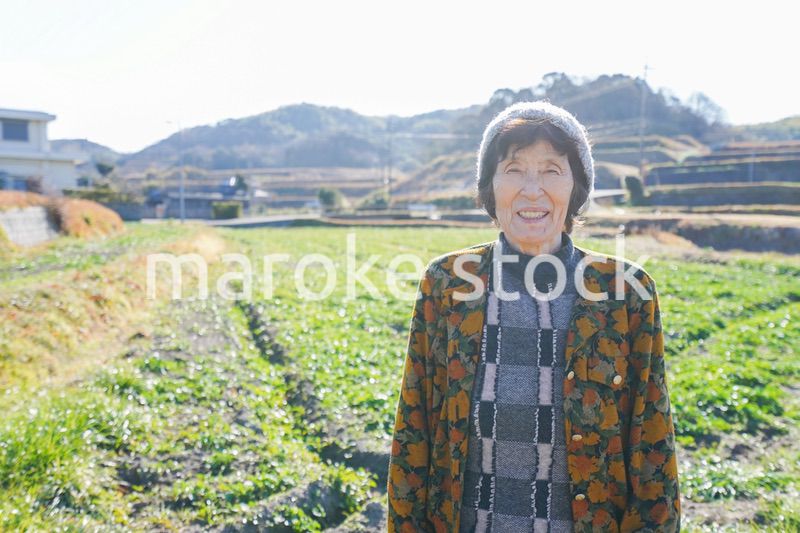 田舎でほほえむ高齢の女性