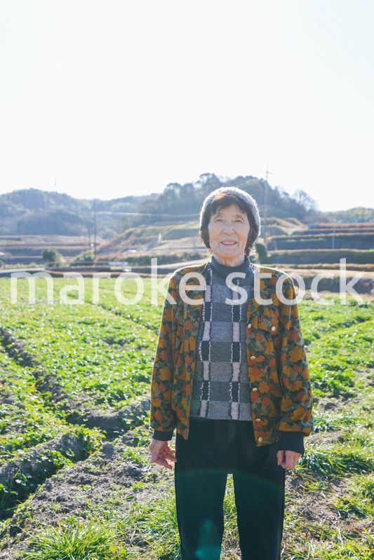 田舎でほほえむ高齢の女性