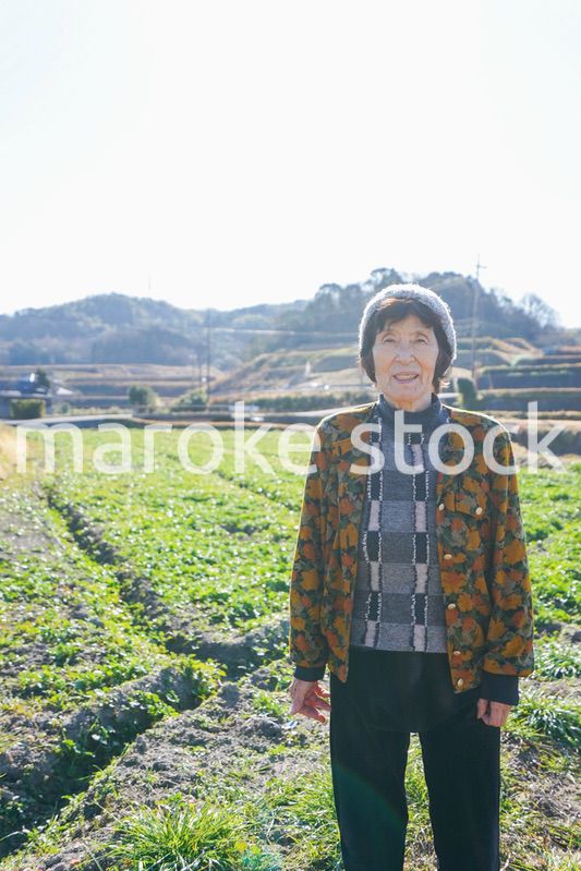 田舎でほほえむ高齢の女性