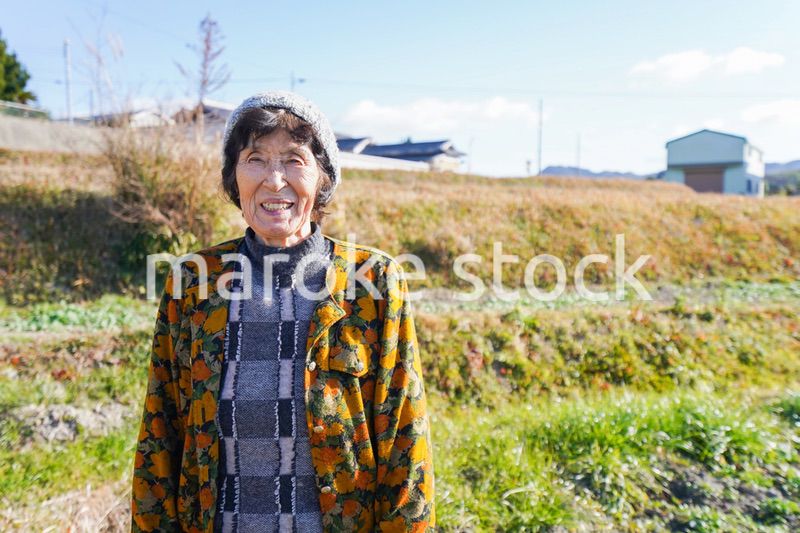 田舎でほほえむ高齢の女性