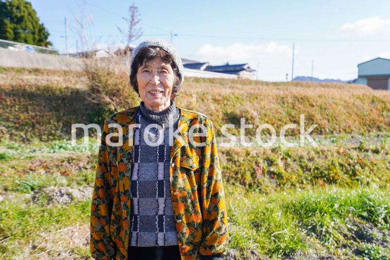 田舎でほほえむ高齢の女性