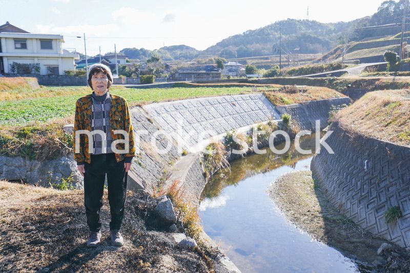 田舎でほほえむ高齢の女性