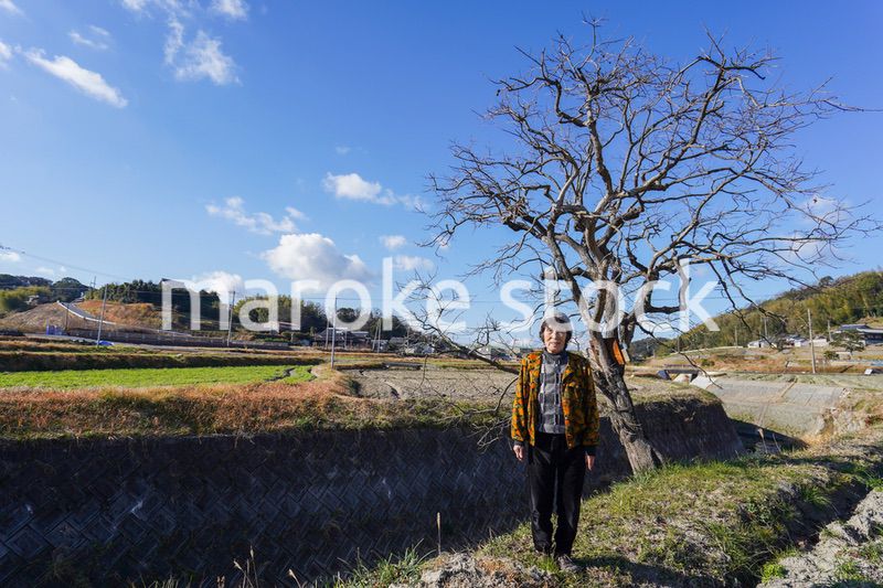 田舎でほほえむ高齢の女性