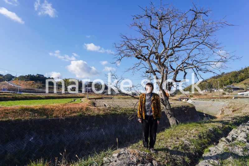 田舎でほほえむ高齢の女性