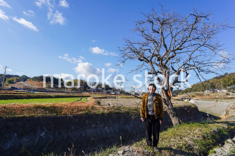 田舎でほほえむ高齢の女性