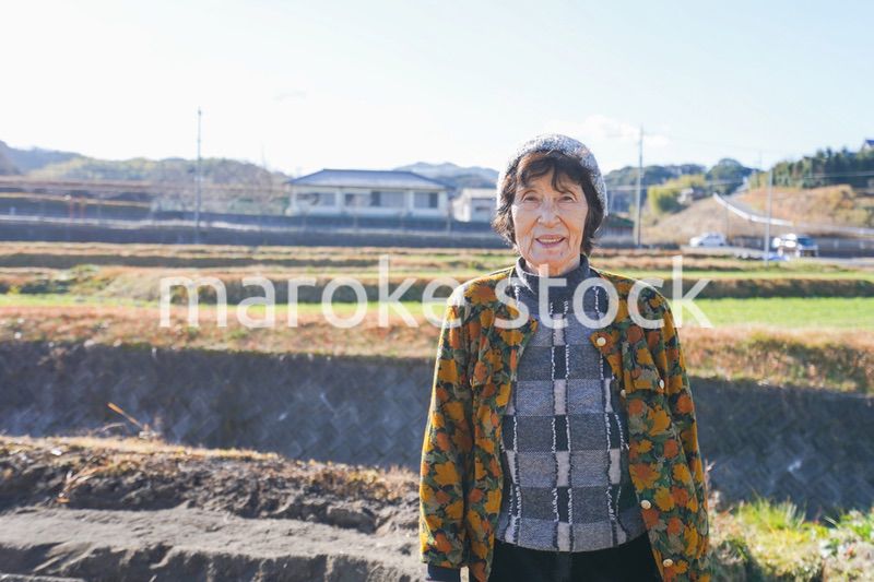 田舎でほほえむ高齢の女性