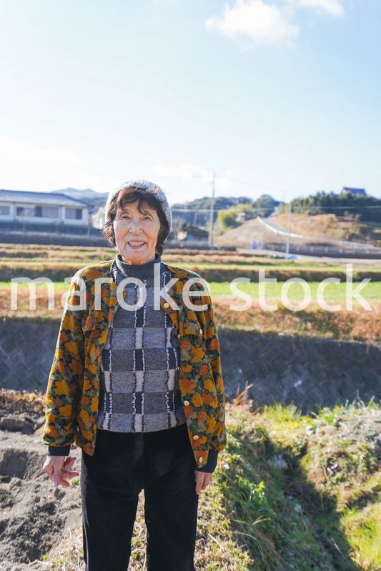田舎でほほえむ高齢の女性