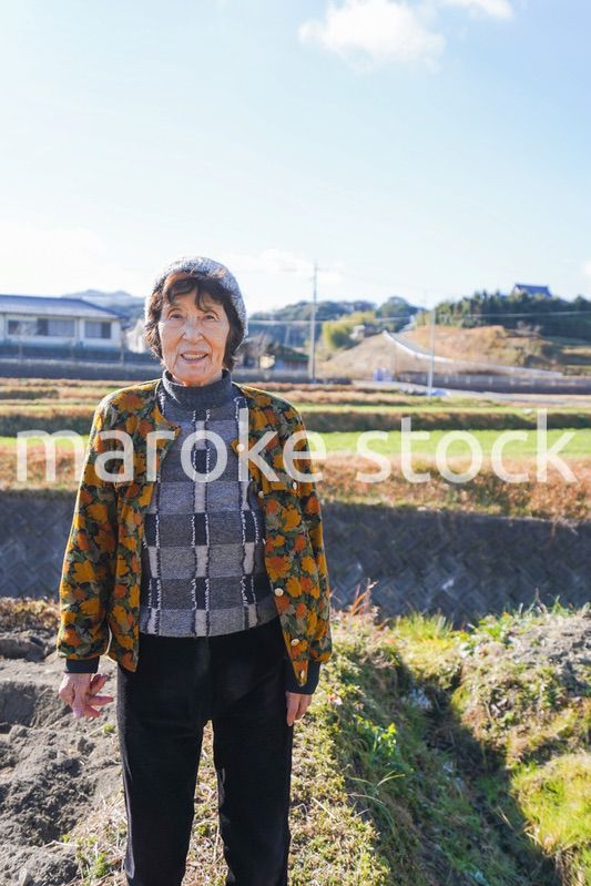 田舎でほほえむ高齢の女性