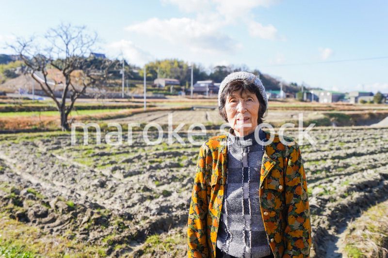 田舎でほほえむ高齢の女性