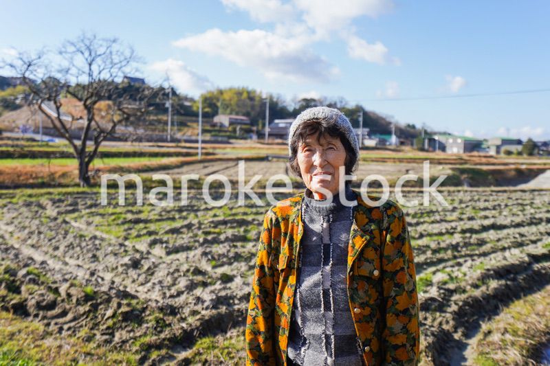 田舎でほほえむ高齢の女性