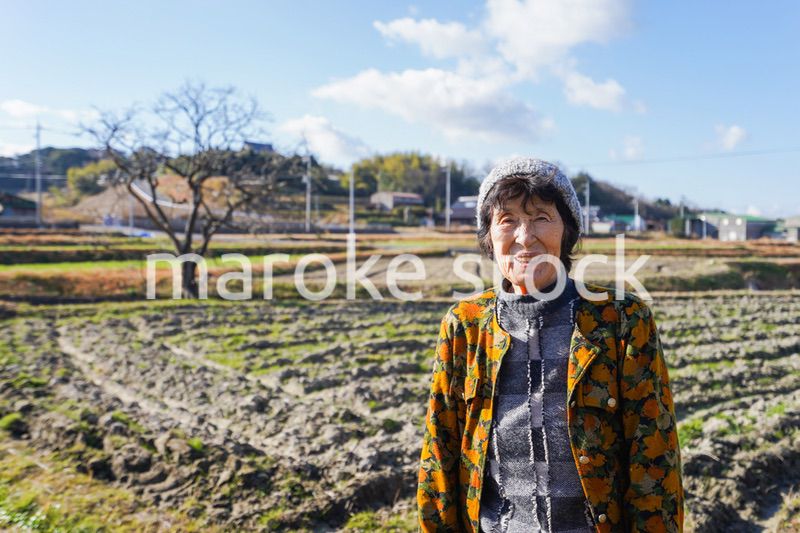 田舎でほほえむ高齢の女性