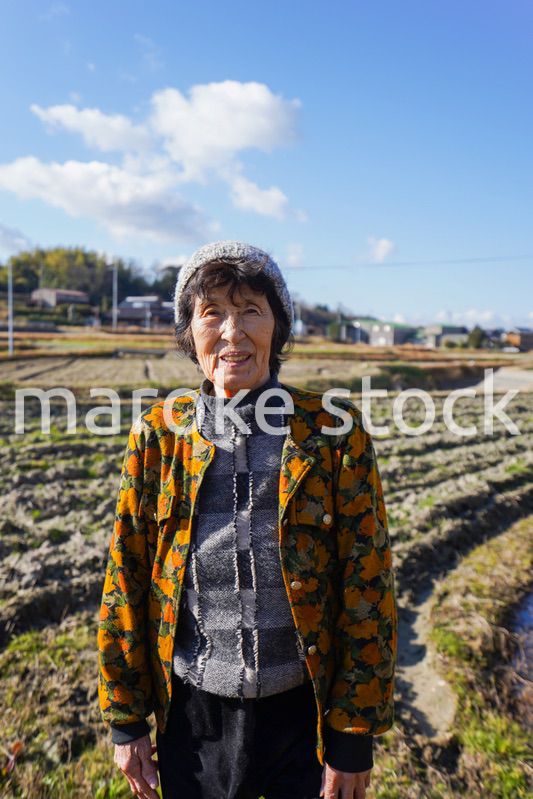 田舎でほほえむ高齢の女性