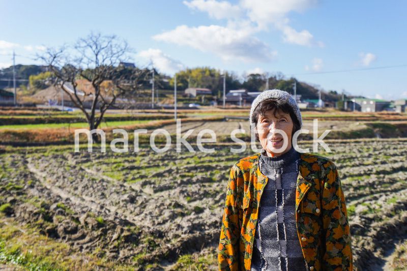 田舎でほほえむ高齢の女性