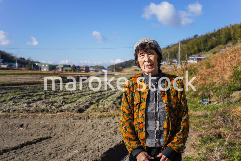 田舎でほほえむ高齢の女性