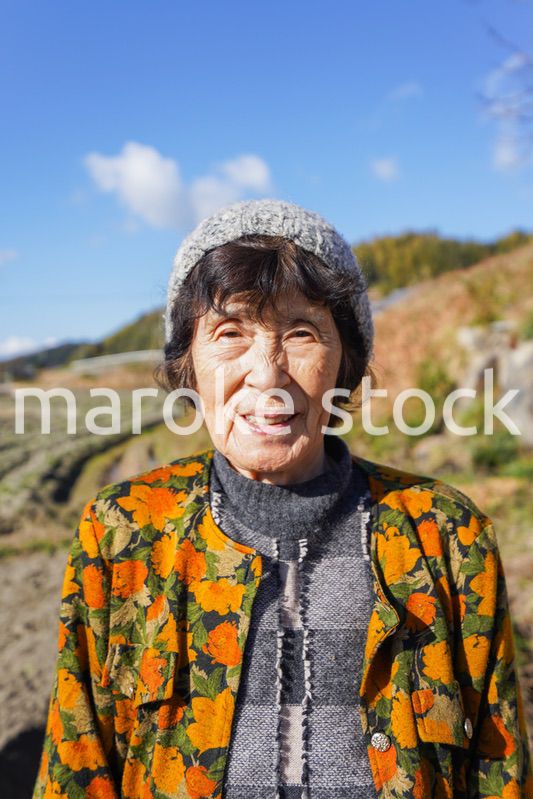 田舎でほほえむ高齢の女性