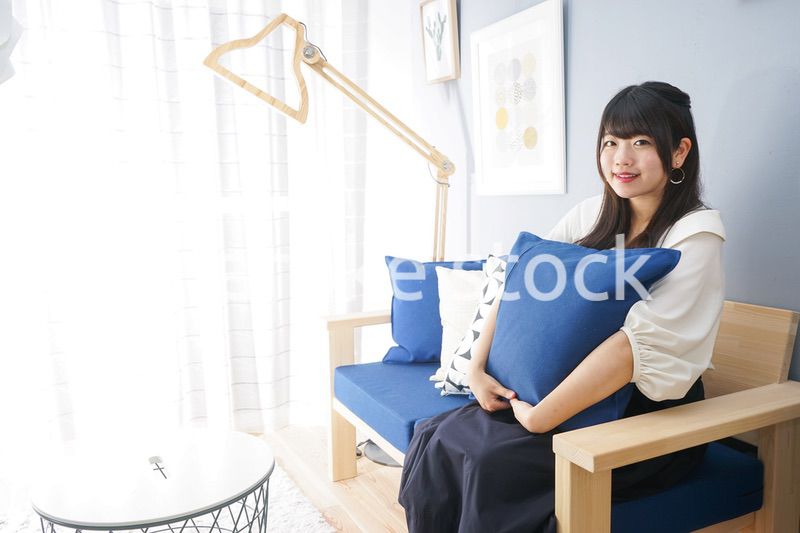 部屋でリラックスする女性