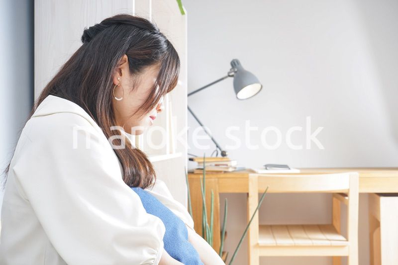 部屋でリラックスする女性