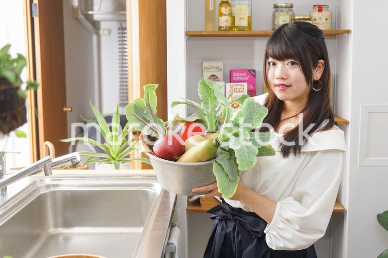 野菜を持つ女性