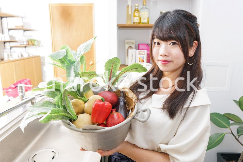 野菜を持つ女性