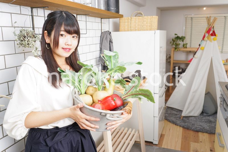野菜を持つ女性
