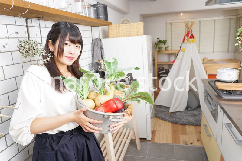 野菜を持つ女性